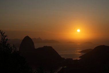 Rio de Janeiro Brezilya 'daki Sugarloaf Dağı' nın üzerinde şaşırtıcı turuncu gün doğumu