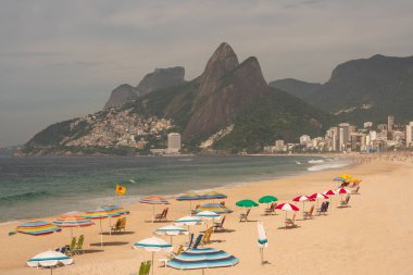 Rio de Janeiro 'daki Ipanema plajında plaj şemsiyeleri