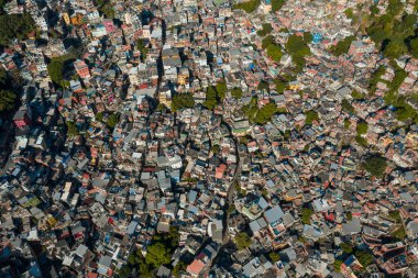 Sao Conrado Rio de Janeiro 'da Rocinha gecekondu mahallesinin kuş bakışı çekimi.