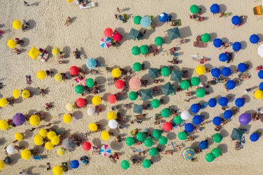 Sahilde şemsiyeler altında sahile gidenlerin insansız hava aracı görüntüleri.