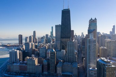 Chicago şehrinin kışın insansız hava aracı görüntüsü.