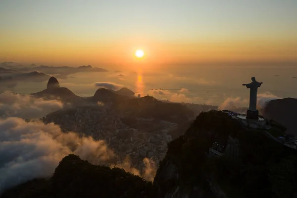 Kurtarıcı İsa 'nın Rio de Janeiro' daki Guanamara Körfezi üzerindeki gündoğumunda insansız hava aracı görüntüsü.