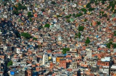 İnsansız hava aracı, Rio de Janeiro Brezilya 'daki gecekondu bölgesini yakın çekim yap.
