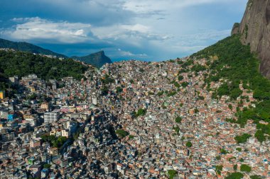 Rocinha 'nın Sao Conrado Rio de Janeiro Brezilya' daki dağlara yayılmış panoramik görüntüsü.
