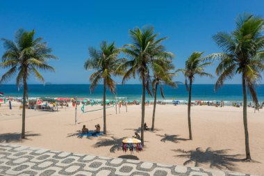 Rio de Janeiro 'da güneşli bir günde Ipanema sahilinde çok az palmiye ağacı vardır.