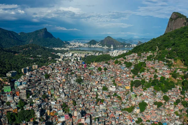 Panoramik, Rio de Janeiro Brezilya 'daki dağlara yayılmış Rocinha kenar mahallelerinin hava manzarası