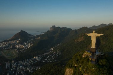 Kurtarıcı İsa Heykeli Rio de Janeiro 'da sabah ışığında