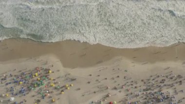 Kalabalık Ipanema plajlarının ve Brezilya 'da kıyıları vuran okyanus dalgalarının insansız hava aracı görüntüleri.