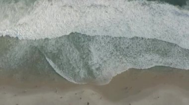 Rio de Janeiro sahiline düşen okyanus dalgalarının hava görüntüsü