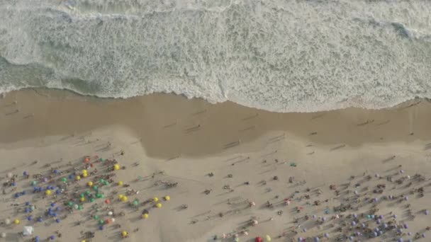 Drohnenschuss Vom Überfüllten Strand Von Ipanema Und Meereswellen Die Die — Stockvideo