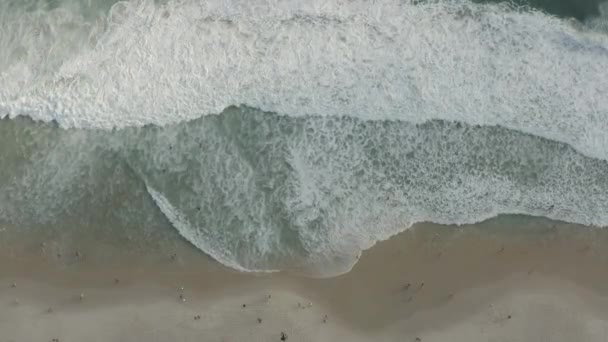 Vue aérienne des vagues océaniques qui s'écrasent sur le rivage à Rio de Janeiro 