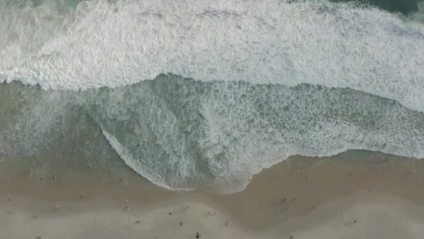 Rio Janeiro Sahiline Düşen Okyanus Dalgalarının Hava Görüntüsü — Stok video