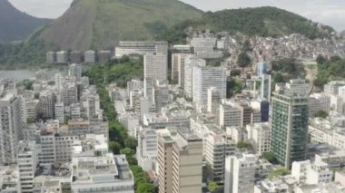 Rio de Janeiro 'nun ve tepelerdeki kenar mahallelerin havadan görünüşü.