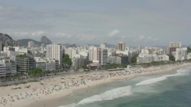 Ipanema sahilinin ve Brezilya 'nın Rio de Janeiro şehrinin insansız hava aracı görüntüleri.