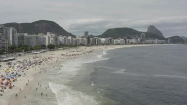 Rio de Janeiro Brezilya 'daki Copacabana sahilinde insansız hava aracı uçuyor.