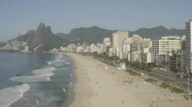 Arka planda Dois Irmaos ile Ipanema plajı üzerinde uçan İHA Rio de Janeiro