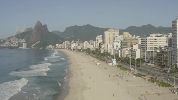 无人机以Dois Irmaos为背景飞越里约热内卢Ipanema海滩 — 图库视频影像