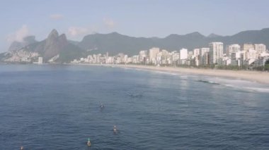 İnsansız hava aracı, Rio de Janeiro şehrinin arka planda Dois Irmaos ile görüntüsü.