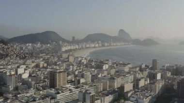 Brezilya 'daki Rio de Janeiro ve Copacabana plajlarının hava ve panoramik manzarası.