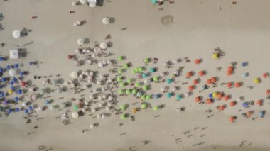 Rio de Janeiro Brezilya 'da kalabalık bir Ipanema plajının hava görüntüsü.