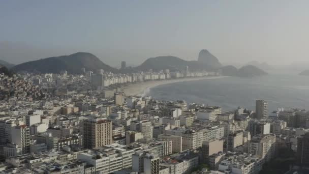 ブラジルのリオデジャネイロとコパカバーナビーチの空中 パノラマビュー — ストック動画