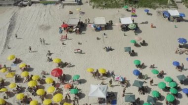 Rio de Janeiro Brezilya 'daki kalabalık Ipanema plajının insansız hava aracı görüntüleri.