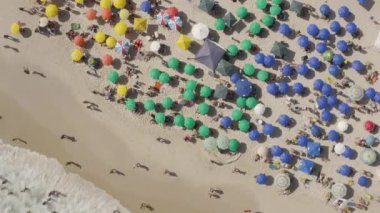 Rio de Janeiro Brezilya 'da yaz mevsiminde Ipanema plajının dairesel görüntüsü.