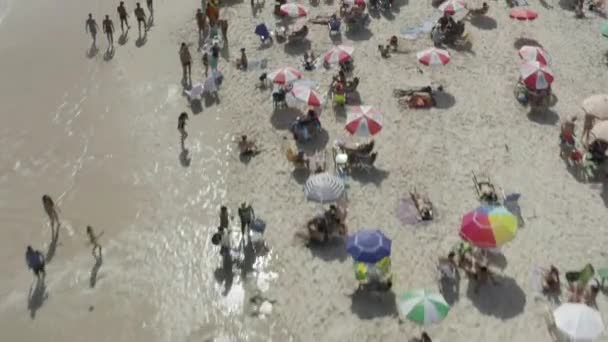 Drone Sobrevolando Los Asistentes Playa Ipanema Río Janeiro Brasil — Vídeos de Stock