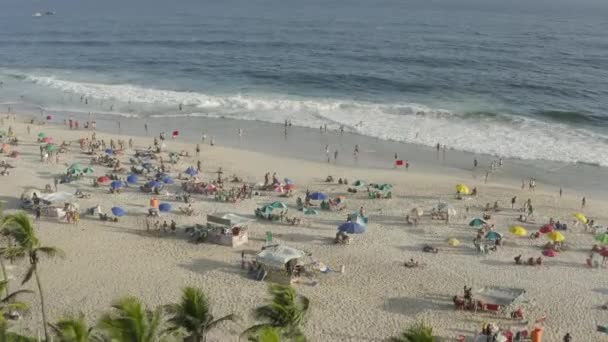 Gün Batımında Rio Janeiro Kalabalık Bir Ipanema Plajının Insansız Hava — Stok video