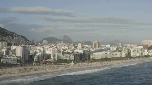 ブラジルのイパネマビーチとリオデジャネイロ市のドローン 空中ビュー — ストック動画