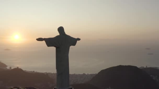 ジャネイロの夏の日の出の間のキリストの贖い主像のシルエットの驚くべき パノラマの映像ブラジル — ストック動画