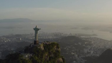 Güneş doğarken Rio de Janeiro 'daki Corcovado' daki Kurtarıcı İsa 'nın hava ve izleme görüntüleri.