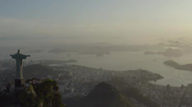 Brezilya 'da gün doğumunda Rio de Janeiro ve Botafogo Körfezi' nin havadan çekilmiş geniş bir görüntüsü.