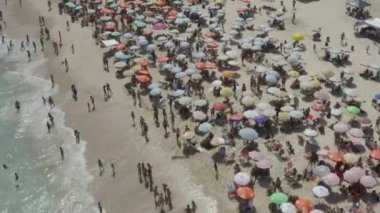 İnsansız hava aracı, yaz mevsiminde Rio de Janeiro Brezilya 'daki Ipanema plajındaki kalabalığın üzerinden uçuyor.