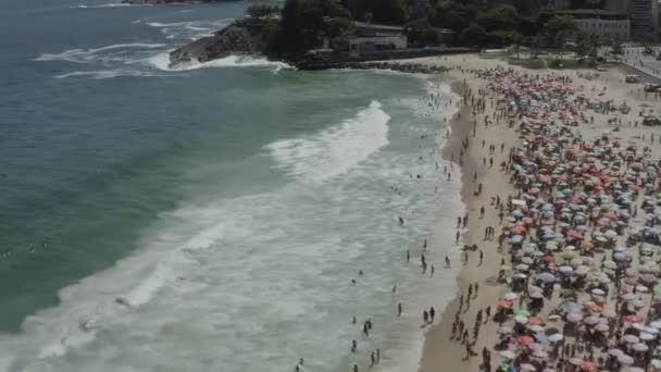 Alacsony Magasságú Drón Repül Zsúfolt Leblon Strand Rio Janeiro Brazília — Stock videók