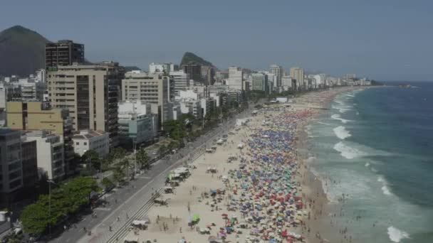 Aerea Ripresa Invertita Della Spiaggia Ipanema Leblon Rio Janeiro Durante — Video Stock