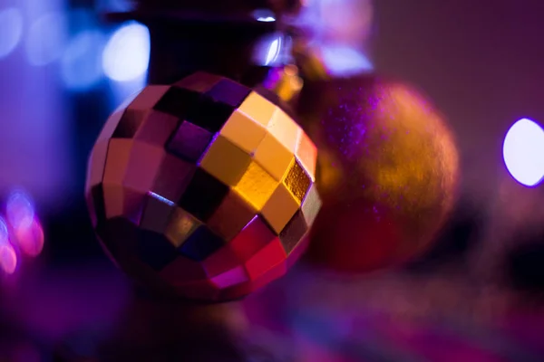 Fialové Třpytivé Vánoční Ozdoby Sklenici Světly — Stock fotografie
