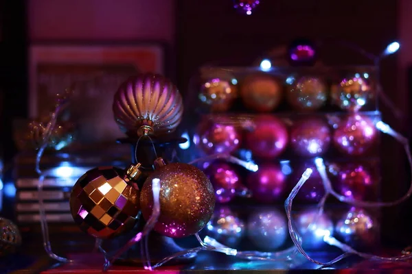 Фіолетові Блискучі Різдвяні Клопоти Банці Вогнями — стокове фото