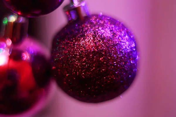 Bola Navidad Brillante Púrpura Primer Plano Decoraciones Navidad —  Fotos de Stock
