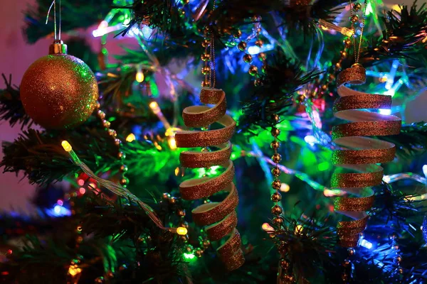 Choinka Dekoracje Świąteczne Lampy Girlandy — Zdjęcie stockowe