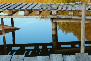 Rıhtım detaylarının yakın çekimi. Güneşli bir günde göl. Sakin su.