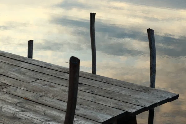 Close Detalhes Cais Lago Num Dia Ensolarado Reflexões Nuvens Água — Fotografia de Stock