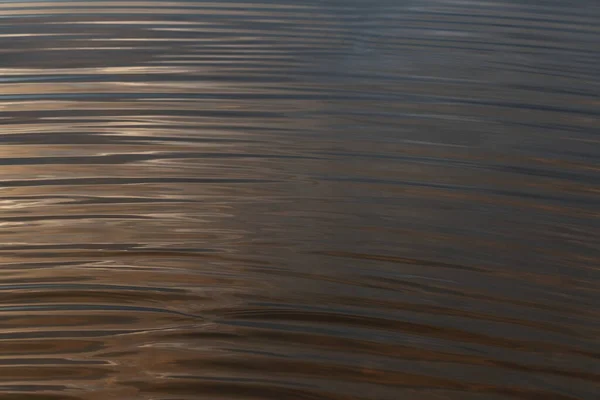 Wellen Auf Der Wasseroberfläche Spiegelung Eines Abendhimmels Wasser Nahaufnahme — Stockfoto