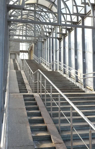 Schody Prowadzące Dużego Krytego Mostu Drugiej Stronie Ulicy Perspektywa Łuki — Zdjęcie stockowe