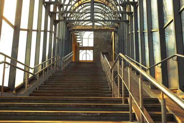 Schody Prowadzące Dużego Krytego Mostu Drugiej Stronie Ulicy Perspektywa Łuki — Zdjęcie stockowe