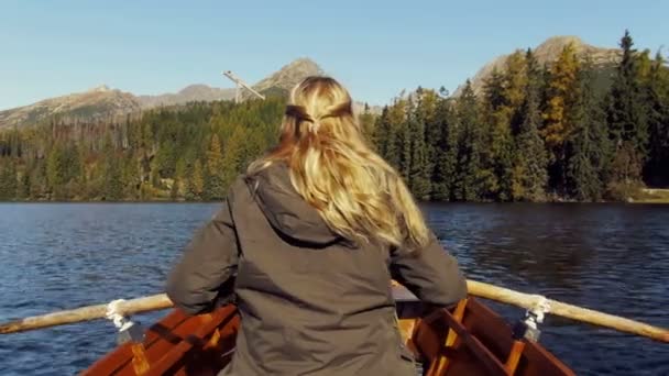 Κορίτσι Ταξιδιώτη Κολυμπά Βάρκα Στη Λίμνη Βουνό Που Περιβάλλεται Από — Αρχείο Βίντεο