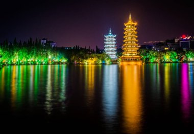 Shanhu Gölü, Guilin, Çin 'de Güneş ve Ay Pagodaları