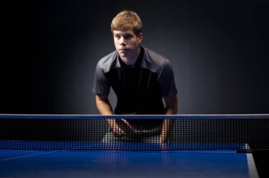 Tenis oynayan genç adamın portresi 