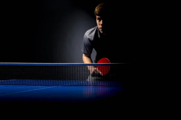 Retrato de un joven jugando tenis —  Fotos de Stock