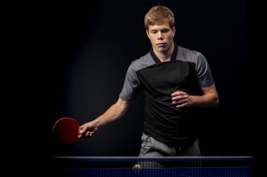 Tenis oynayan genç adamın portresi 